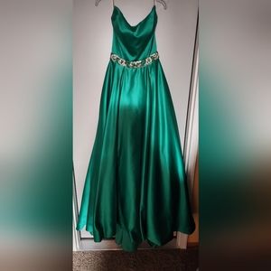 Sherri Hill ballgown size 4 sweetheart neckline emerald green